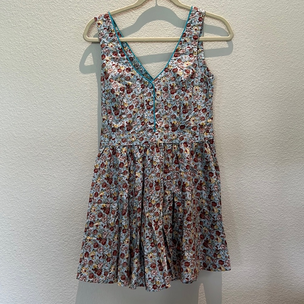 Flower Patterned Cropped Back Button-Front Mini D… - image 1